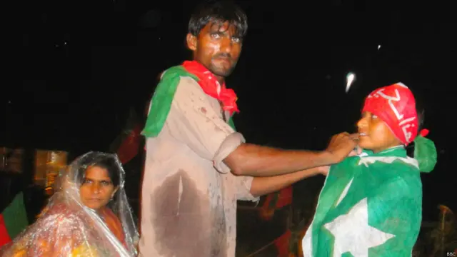 نوجوانوں سے پوچھا گیا کہ وہ یہاں کیا کرنے آئے ہیں تو ان کا جواب تھا ’بس عمران خان کو دیکھنے آئے ہیں۔‘