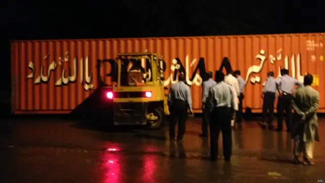 پولیس اہلکار جلسہ گاہ کے اطراف میں کنٹینرز لگانے میں مصروف دکھائی دیے۔