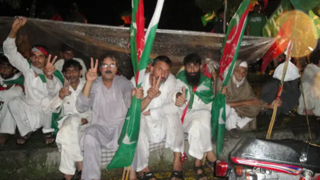 تیز بارش اور رات کے پچھلے پہر کے باوجود کارکن سڑک کنارے اپنے رہنما کے انتظار میں بیٹھے رہے۔