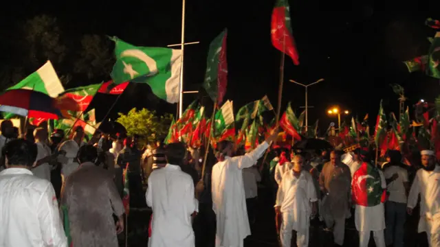 پاکستان تحریکِ انصاف کا جلوس 34 گھنٹے میں تقریباً تین سو کلومیٹر کی مسافت طے کرنے کے بعد اسلام آباد پہنچ گیا۔