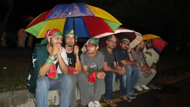 اسلام آباد میں جلوس کا استقبال موسلادھار بارش نے کیا۔