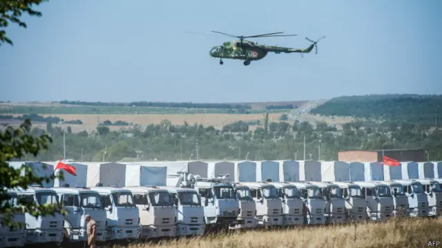 Comboio russo aguarda liberação para entrar em território ucraniano (Foto: AFP)