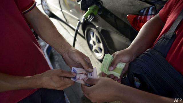 Billetes por gasolina en Venezuela