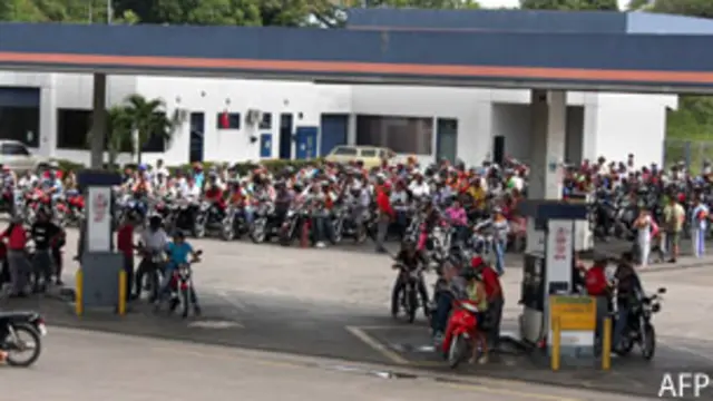 Filas para echar gasolina en la frontera