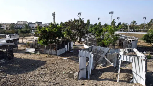 اصيبت الحديقة بدمار واسع.