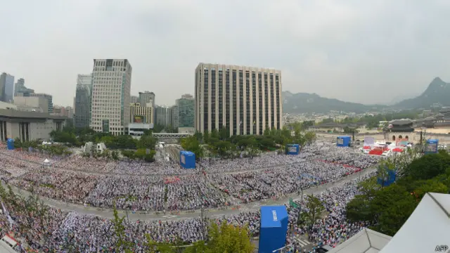 حضر مئات الالاف صلاة البابا فرانسيس في قلب العاصمة سول