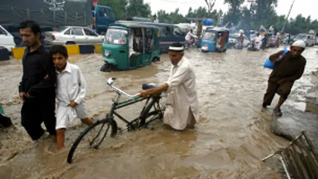 ہلاک ہونے والے میں چار بچیاں اور ایک عورت شامل ہیں: پولیس اہلکار