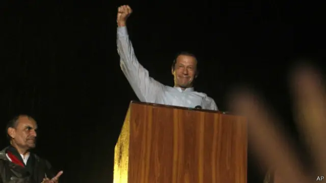 නවාස් ෂරිෆ් ඉල්ලා අස්වන තුරු නගරයේ වීදි අත්පත් කරගන්නා බව ඉම්රාන් කියයි