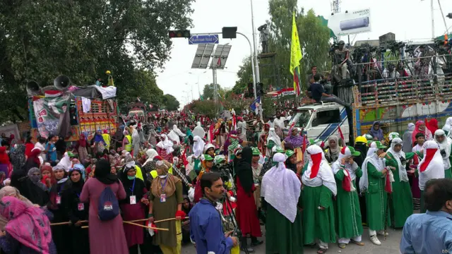 پاکستان عوامی تحریک کے کارکنان کی بڑی تعداد جلسہ گاہ میں موجود ہے اور وہ عزم کیئے ہوئے ہیں کہ جب تک طاہر القادری کہیں گے وہ یہیں بیٹھے رہیں گے۔