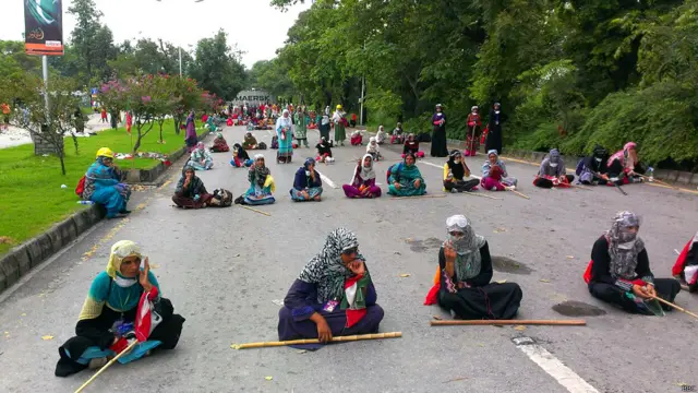 عوامی تحریک کی ریلی میں ایک بڑی تعداد خواتین کی ہے۔ 