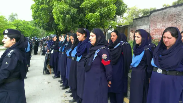 شاہراہ دستور جانے والے راستے کو کنٹینر لگا کر بند کیا گیا اور اُس کے پیچھے پولیس اور خواتین پولیس موجود ہے تاکہ مجمے کو آگے جانے سے روکا جاسکے۔