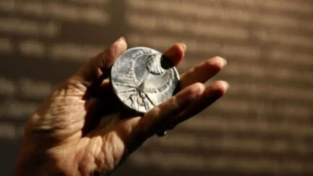 اسراييلو په ٢٠١١ م کال کې ښاغلي زنولي او د نوموړي مور ته " په ملتونوکې رېښتونى" دولتي مډال ورکړ