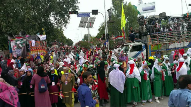 د پاکستان د ډېموکراسۍ په دورو کې يوازې د زرداري حکومت پنځه کاله پوره کړي دي. اوس د نوازشریف د یوې کلنې ډېموکراسۍ پر ضد خلک راپارېدلي دي.