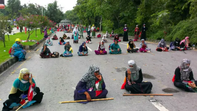 جو نوجوان لڑکیاں زمین پر بیٹھی تھیں وہ مدرسے کی طالبات تھیں جن کو سکیورٹی کی ذمہ داری دی گئی تھی