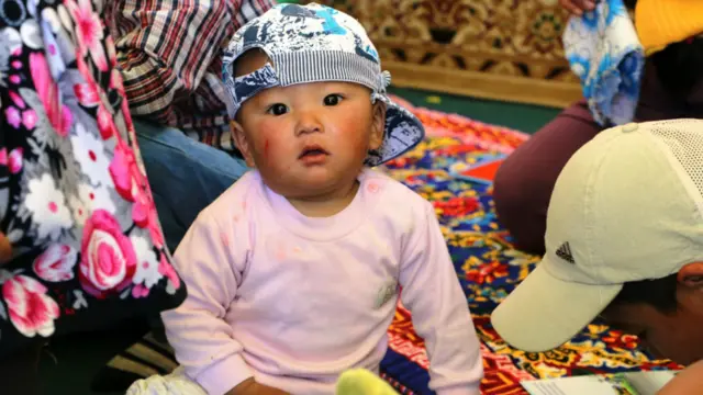 Быйыл Кыргызстандын тоолуу аймактарында 35 жайлоо бала бакчалары ачылган. Долбоордун демилгечиси “Роза Отунбаеванын демилгеси” эл аралык фонду боз үйдөгү бала бакчалар жайлоодогу чабандардын жана эс алуучулардын балдарын акысыз окутууга арналып, жайлоо маданиятын жандантууга үндөөрүн айтууда. Руфат Эргешов тарткан сүрөттөр.