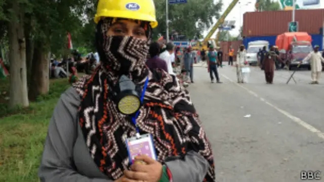 سر پر پیلے رنگ کا ہیلمٹ پہنے، گلے میں گیس ماسک اور اپنی پارٹی کا کارڈ لگائے وہ اپنے سکواڈ کی لڑکیوں کو کچھ ہدایات دے رہی تھیں