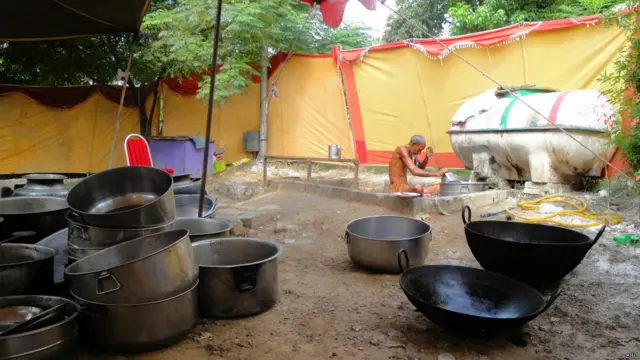 کھانا پکانے کی جگہ پہ باورچی کی مدد کے لئے موجود ایک مزدور نہارہا ہے ۔یہیں پہ گوشت اور سبزی دھوئی جاتی ہے اور کھانا پکانے کے لئے پانی بھی یہیں سے استعمال کیا جاتا ہے