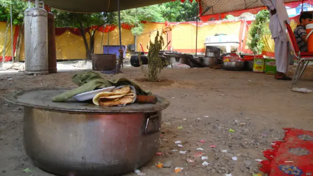 ’آذادی مارچ‘ اور ’انقلاب مارچ‘ کے شُرکاء اور اسلام آباد کی مجموعی سیکیورٹی کے لئے ملک کے مختلف حصوں سے آئے پچیس ہزار سے زیادہ پولیس اہلکاروں کے لئےحکومت نے کھانے کا آرڈر مختلف کیٹرینگس اور ہوٹلوں کو دیا ہے 