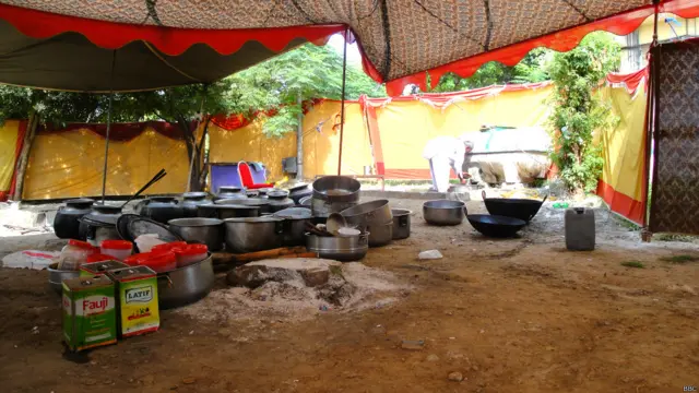 جی ٹین میں فینسی کیٹرنگ نے کھانے کی تیاری کے لئے ذرد قناعتیوں کا حصار بنا کر کھانا پکانے کا انتظام کیا ہے