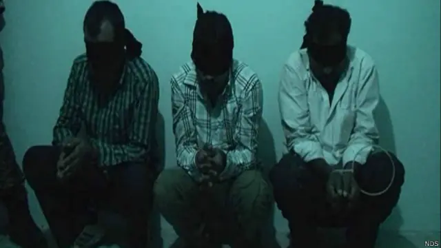 نوار تصویری که از جریان عملیات توسط امنیت ملی افغانستان به رسانه‌ها ارسال شده نشان می‌دهد که سه تبعه هندی با دست و چشمان بسته و در یک اتاق نگهداری می‌شدند
