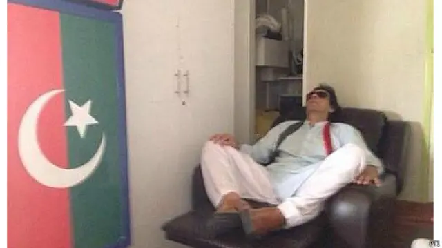 عمران خان مارچ کے دوران اپنے کنٹینر میں کچھ دیر آرام کرتے ہوئے