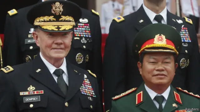 Đại tướng Mỹ Martin Dempsey và Thượng tướng Đỗ Bá Tỵ, Tổng tham mưu trưởng Quân đội Nhân dân Việt Nam