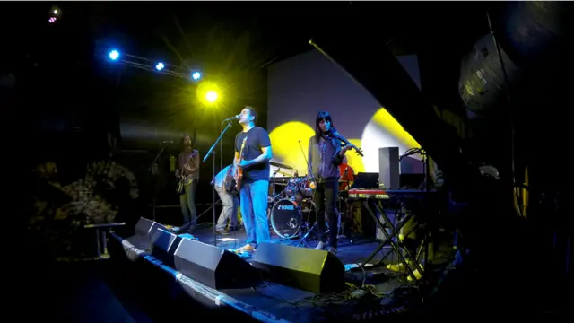 گروه کیوسک،‌ بیش از یک دهه پیش به صورت زیرزمینی فعالیت خود را در ایران شروع کرد و حالا در آمریکا مستقر است