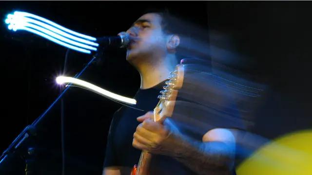 آرش سبحانی گیتاریست و خواننده گروه کیوسک