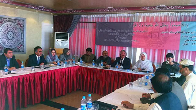 دلته د دواړو لوریو استازي په درې کمیټو ویشتل شوي او د سیاسي هوکړې لپاره خبرې کوي. دوی د خبرو له بهیره راضي ښکاري او راتلونکې ته هیله من دي.