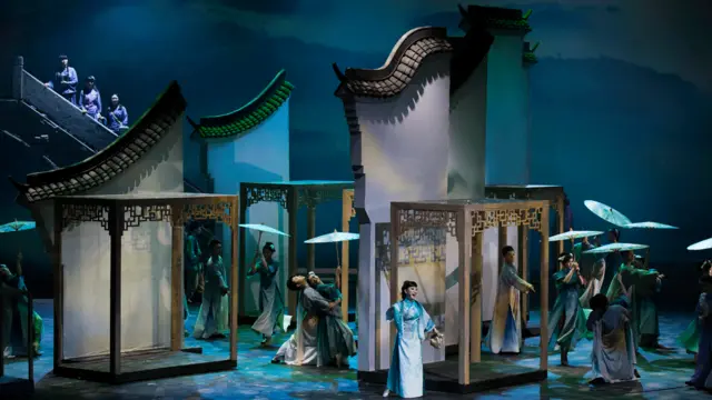 該音樂劇希望用跨文化方式讓歐洲觀眾了解中國的傳統文化，並使用了包括中國傳統音樂和歐洲音樂劇唱法等多種方式展現劇情。