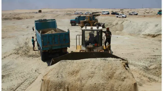 أطلقت مصر مشروعا لتنمية محور قناة السويس يتضمن شق قناة جديدة موازية لقناة السويس بطول 72 كيلومترا.