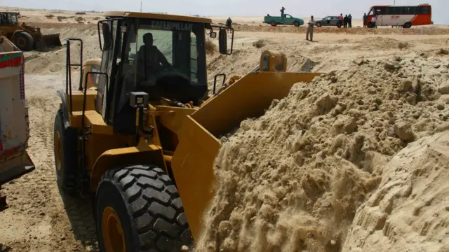 ويهدف المشروع لتحويل المنطقة إلى مركز صناعي عالمي للإمداد والتموين في منطقة القناة.