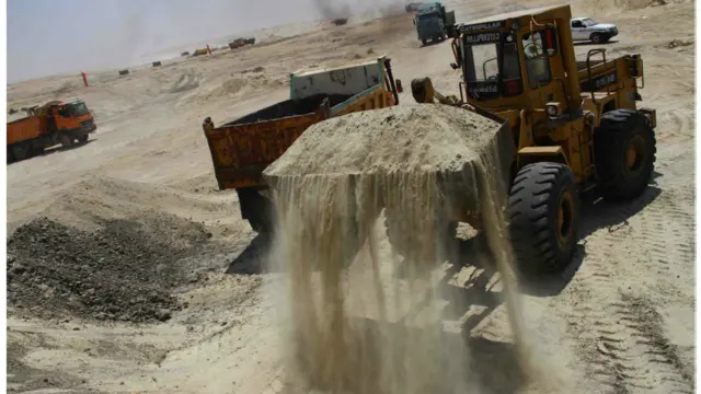 ويتضمن مشروع تنمية القناة إقامة محطات لتداول الحاويات والبضائع العامة والصب الجاف ومحطات تموين السفن بالوقود، بالإضافة إلى منطقة للخدمات اللوجستية ومنشآت سياحية وساحات انتظار وخدمات تخزين.