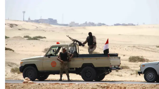 وعززت السلطات المصرية أخيرا من إجراءاتها الأمنية لتأمين قناة السويس بعد وقوع هجمات عدة في شبه جزيرة سيناء.