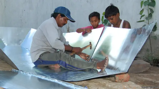 नाव बनाने के काम में लगे कारीगर