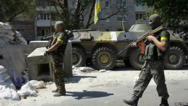 Lính Ukraine canh gác tại một chốt chặn bên ngoài Donetsk