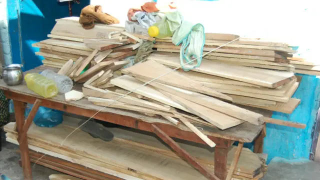 नाव बनाने के काम में इस्तेमाल आनी वाली लकड़ी