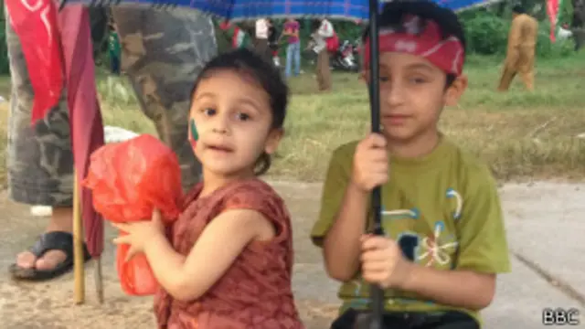 یہ بچے اسلام آباد کے رہائشی ہیں اور اپنے والد کے ساتھ عمران خان کو دیکھنے آئے ہیں