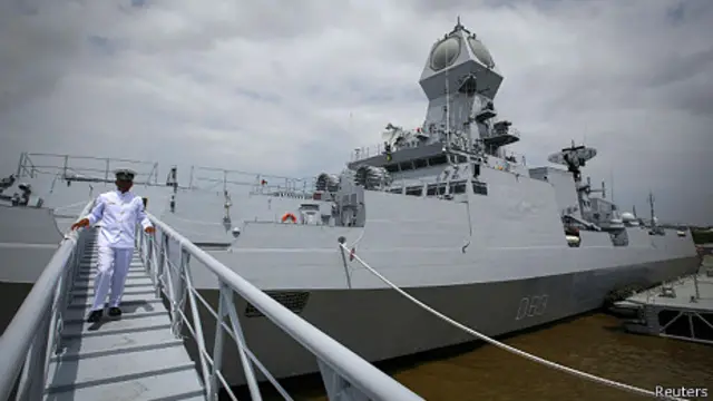 印度海军“加尔各答”号驱逐舰重6800吨,配备最先进的武器系统、感应器和通讯技术。