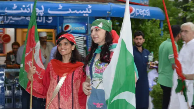 اسلام آباد کے آبپارہ چوک کے قریب آزادی مارچ اور انقلاب مارچ کے کارکن الگ الگ جگہ پر لیکن چند قدم کے فاصلے پر جمعے کی رات سے جمع ہیں۔ 