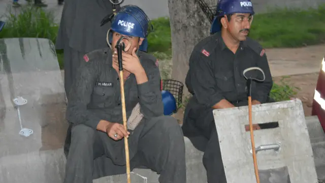 انقلاب اور آزادی مارچ کی سکیورٹی دونوں جماعتوں کے کارکنوں کے پاس ہے جبکہ پولیس اور ایف سی کے دستے پنڈال سے باہر تعینات ہیں۔ جسلے میں شامل ہونے والے افراد کی تلاشی بھی سیاسی کارکن لیتے ہیں اس وجہ سے ان سکیورٹی اہلکاروں کے پاس زیادہ کچھ کرنے کو نہیں۔ 