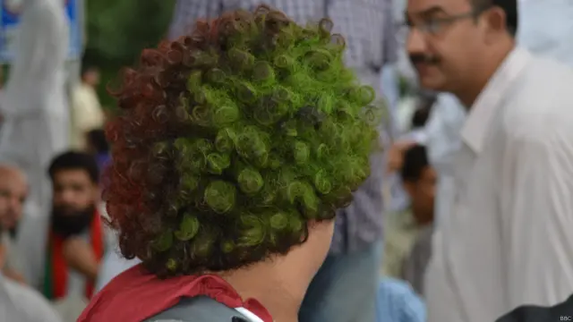 تحریک انصاف کے کارکن نت نئے انداز اپنانے میں شہرت رکھتے ہیں۔ آزادی مارچ کی آمد سے پہلے ہی اسلام آباد میں بارش شروع ہو گئی تھی اور سنیچر کو بھی وقفے وقفے سے بارش ہوتی رہی۔ بارش سے موسم بہتر ہو گیا تو اس نوجوان نے بالوں کا یہ منفرد انداز اپنانے کا فیصلہ کیا۔