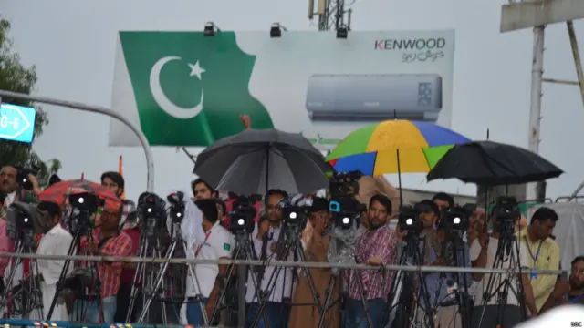 پاکستان میں گذشتہ کچھ عرصے سے میڈیا کے کردار میں غیرمعمولی اضافہ ہوا ہے۔ وکلا کی تحریک ہو، معزول چیف جسٹس ہوں، سیاسی جماعتیں ہوں، اپنے جلسے جلسوں میں میڈیا کے کردار کی تعریف کرتے تھکتی نہیں ہیں۔ عوامی تحریک کے سربراہ طاہر القادری بھی ان کی اجتماع کی 24 24 گھنٹے کوریج کی وجہ سے میڈیا مالکان کی تعریف کر چکے ہیں۔ اسی وجہ سے انقلاب مارچ کی کوریج کرنے والے میڈیا اہلکاروں کا اس جماعت کے کارکن خاص خیال رکھتے ہیں۔ 