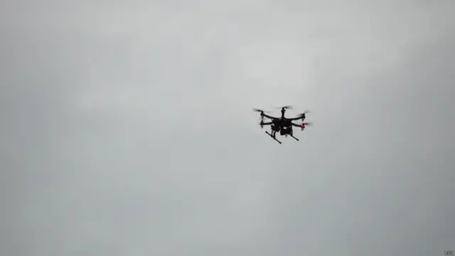 پاکستان میں تقریباً ہر شخص ہی ڈرون طیاروں کے بارے میں جانتا ہے۔ اب میڈیا میں ان ننھے ایئریل طیاروں پر نصب کیمروں سے جلسے جلسوں کی کوریج کی جا رہی ہے۔ پہلے ایک چینل کے پاس یہ ٹیکنالوجی تھی لیکن اب تقریباً ہر بڑے چینل یہ سہولت حاصل کر رکھی ہے۔