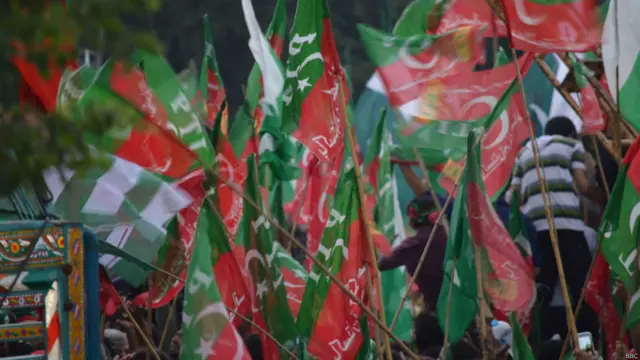 انقلاب مارچ کے کارکنوں کو جہاں اپنے قائد کی مذہبی حوالہ جات پر مبنی طویل تقاریر سننا پڑتی ہیں تو وہیں تحریک انصاف کے آزادی مارچ میں موسیقی کا اچھا انتظام ہے۔ جماعت کے رہنما موجود ہوں نہ ہوں موسیقی جاری رہتی ہے اور جس کا دل چاہے جماعت کا جھنڈا اٹھائے جھوم لیں۔