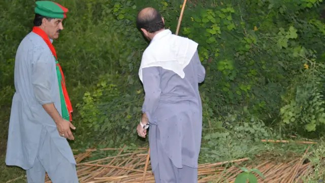 اسلام آباد میں وقفے وقفے سے بارش اور لوگوں کو اس سے بچانے کے انتظامات نہ ہونے کی وجہ سے تحریک انصاف کے کارکنوں میں جو جھنڈے تقسیم کیے جاتے ہیں وہ بارش سے بچنے کے لے استعمال ہونا شروع ہو جاتے ہیں اور بعد میں یہ ڈنڈے بچ جاتے ہیں۔ 