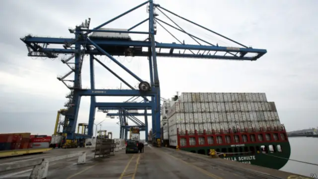 被发现藏有35名偷渡者的集装箱卸载的英格兰埃塞克斯蒂尔伯里码头。