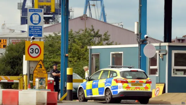 پلیس در اسکله تلبری اسکس مشغول بررسی کانتینر و تحقیق درباره این اتفاق است