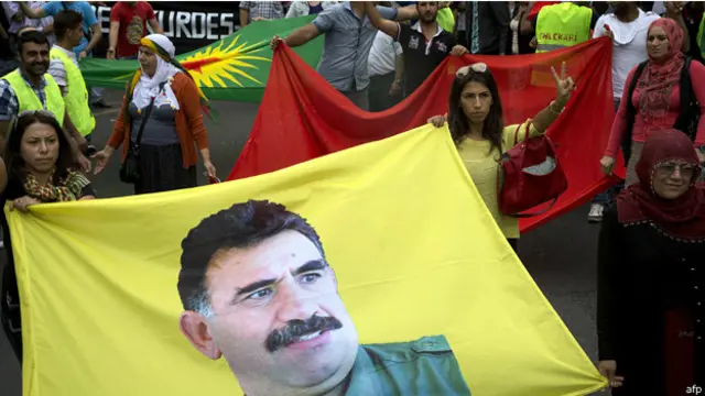 مظاهرة خرجت في باريس السبت للتضامن مع ايزيديي العراق ترفع صورة اوجلان