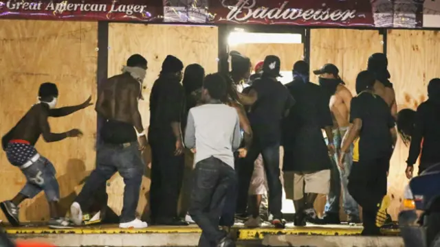 El viernes se registraron saqueos en Ferguson.